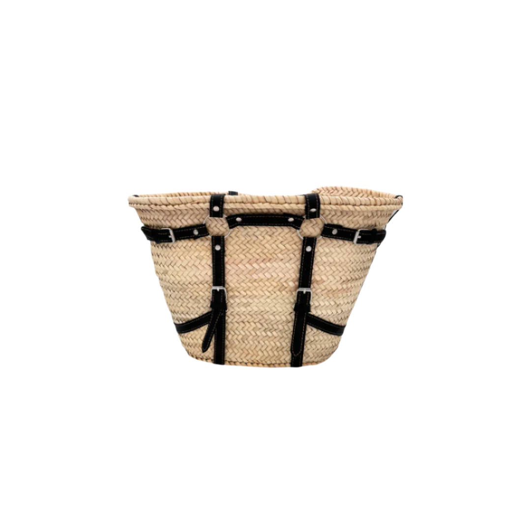 Handgewebte Strohtasche aus naturfarbenem Palmstroh mit schwarzen Lederriemen und silbernen Schnallen als dekorative Gürteldetails