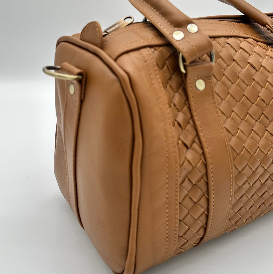 Handgewebte Handtasche aus Leder mit cognac farbenen Lederhenkeln und Lederüberschlag mit Quaste