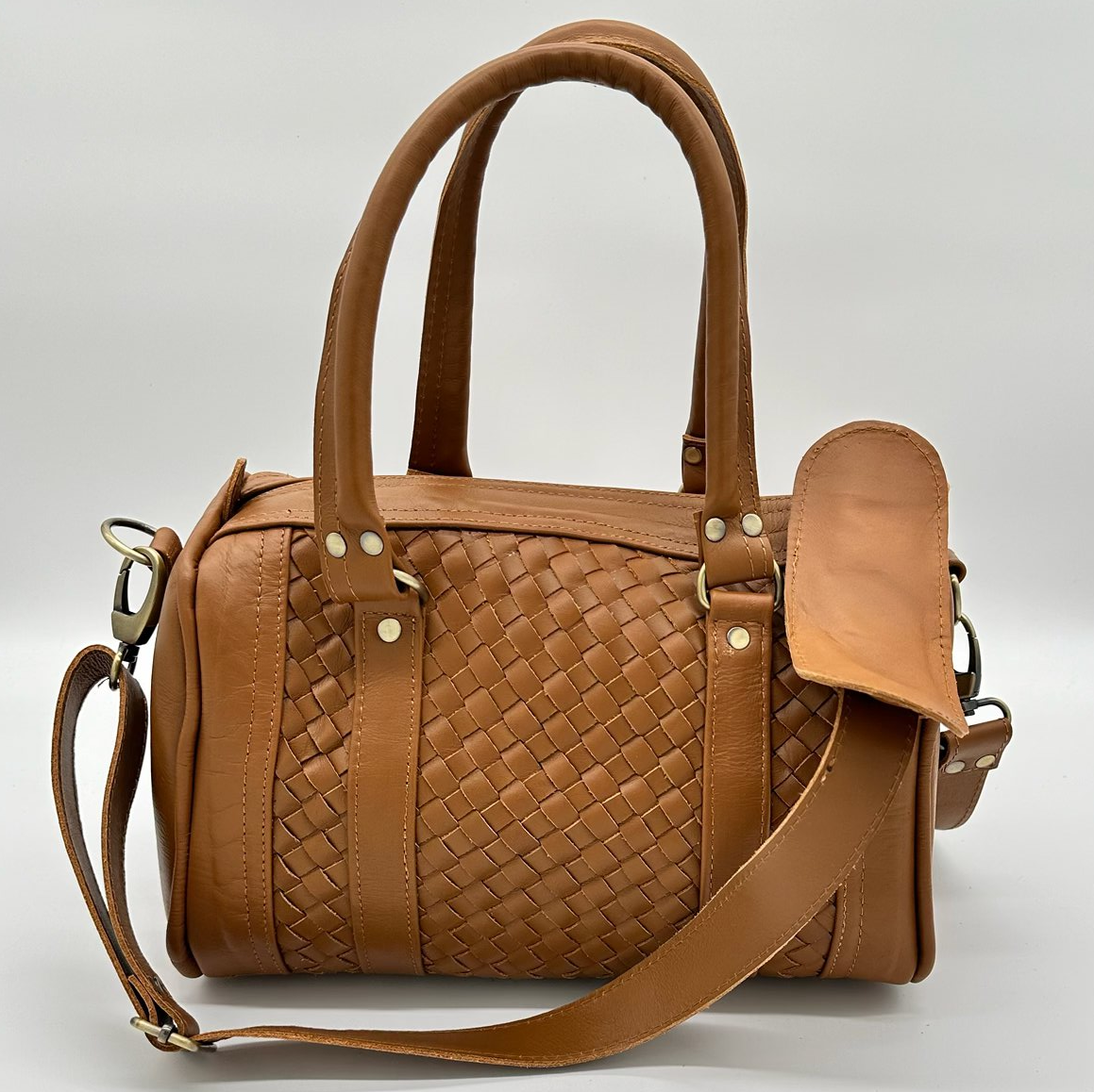 Handgewebte Handtasche aus Leder mit cognac farbenen Lederhenkeln und Lederüberschlag mit Quaste