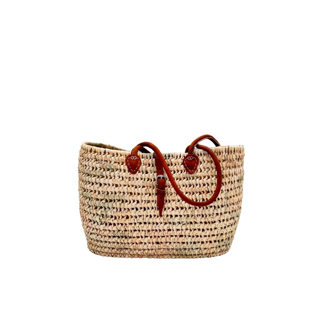 Handgewebte Strohtasche aus natürlichem Palmstroh mit braunem Lederhenkel und verstellbarem Lederriemen-Verschluss