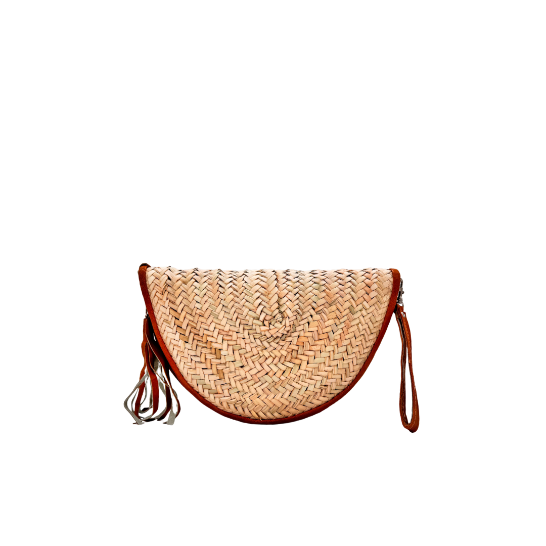 Halbmondförmige, handgewebte Strohclutch mit brauner Lederumfassung, Leder-Armbandriemen und dekorativer Quaste
