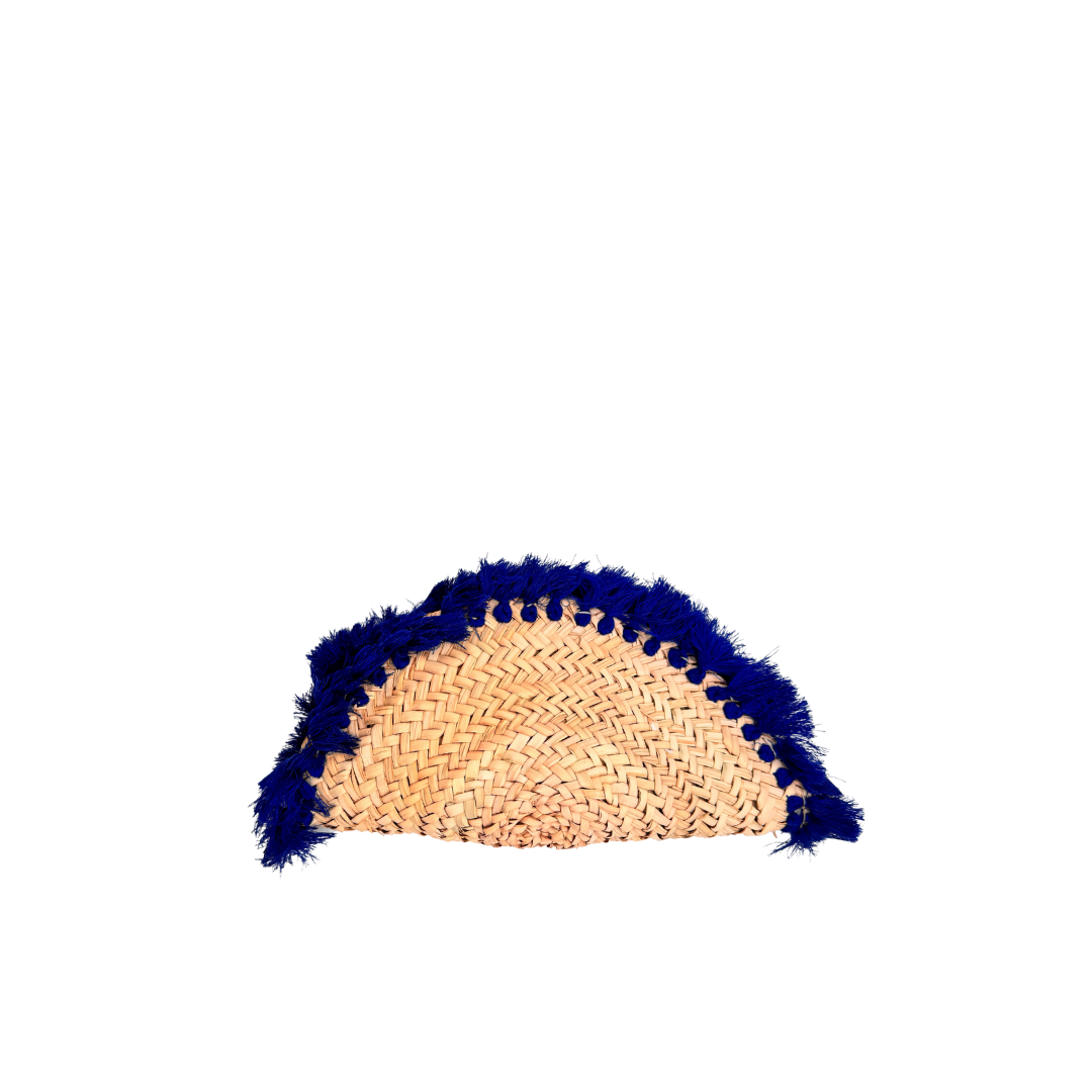 Runde, handgewebte Basttasche aus Rafia mit blauem Wildlederüberschlag, blauem Schulterriemen und dekorativer Quaste