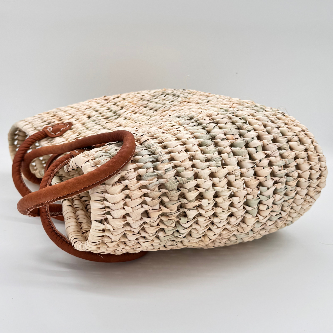 Handgewebte Strohtasche aus natürlichem Palmstroh mit braunem Lederhenkel und verstellbarem Lederriemen-Verschluss