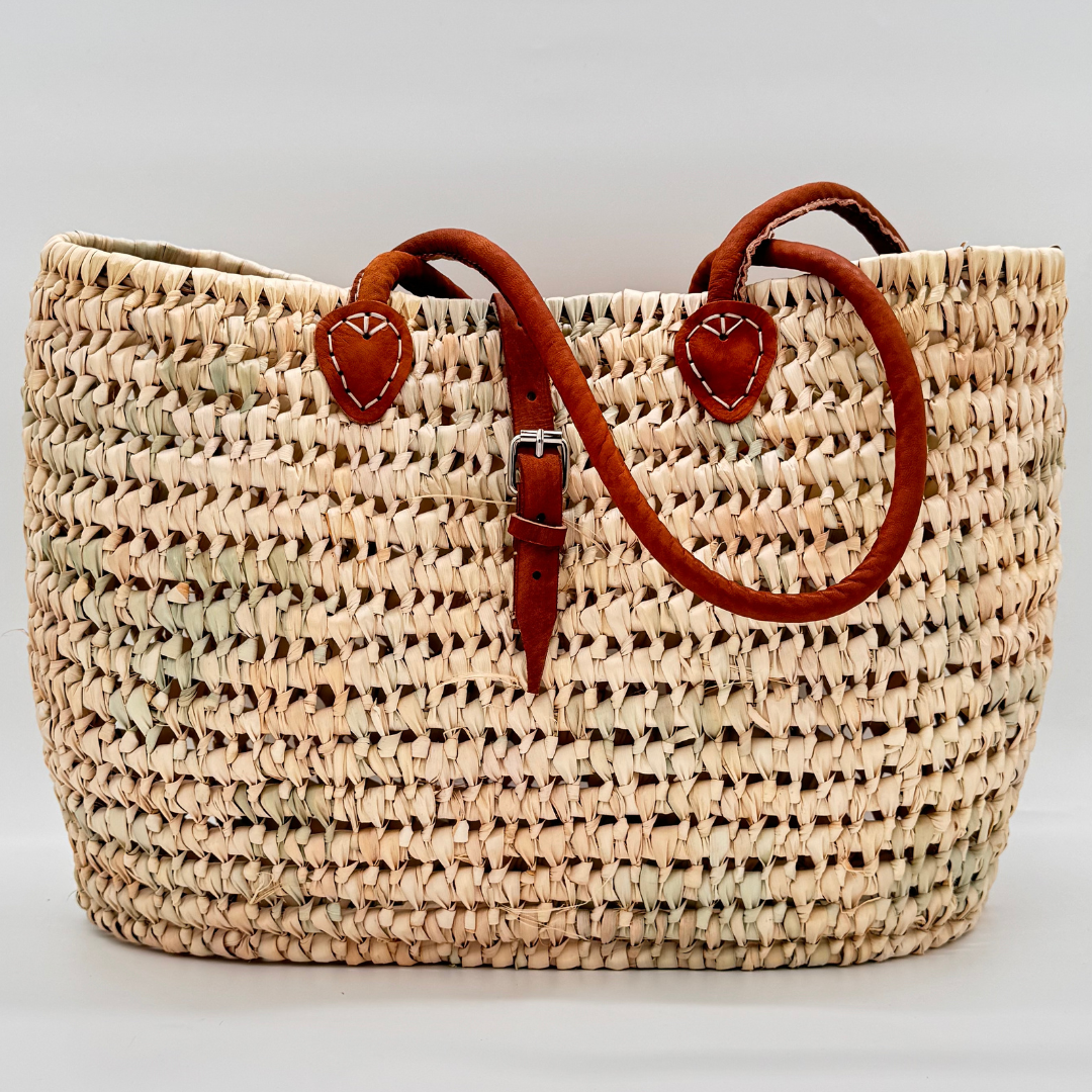 Handgewebte Strohtasche aus natürlichem Palmstroh mit braunem Lederhenkel und verstellbarem Lederriemen-Verschluss