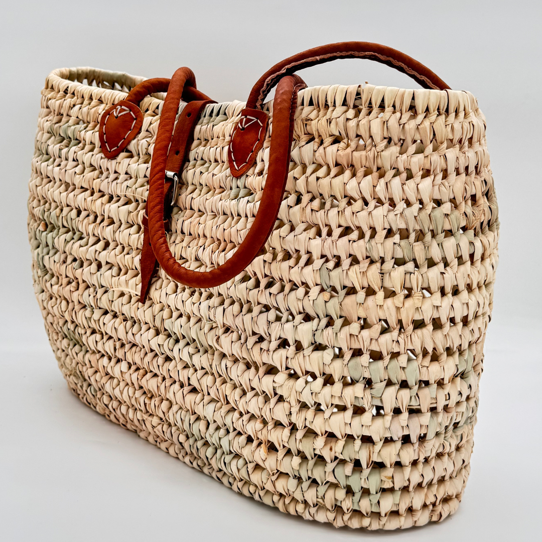 Handgewebte Strohtasche aus natürlichem Palmstroh mit braunem Lederhenkel und verstellbarem Lederriemen-Verschluss