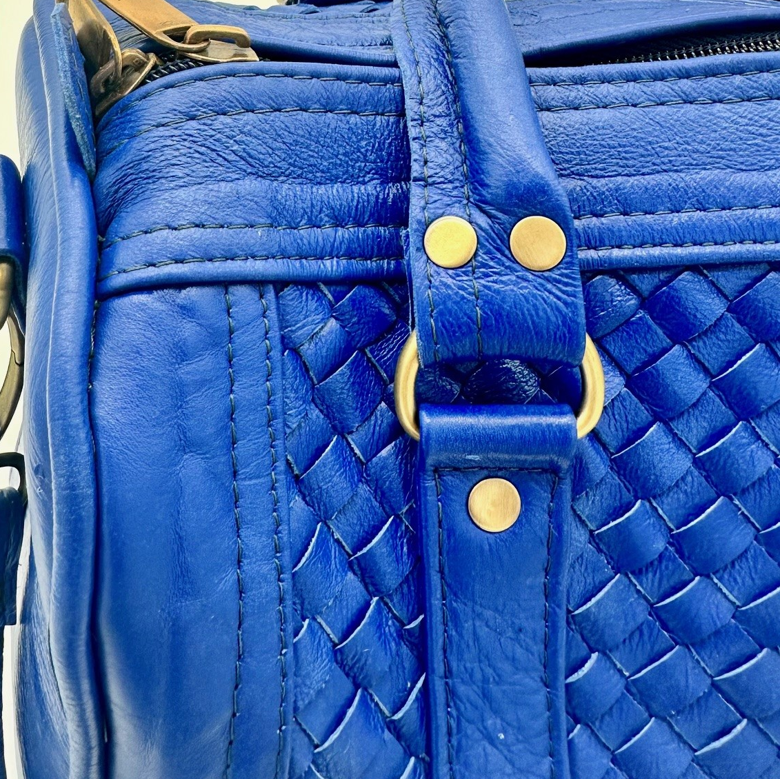 Kastenförmige Handtasche aus royalblauem, geflochtenem Rindsleder mit zwei Lederhenkeln und Reißverschluss