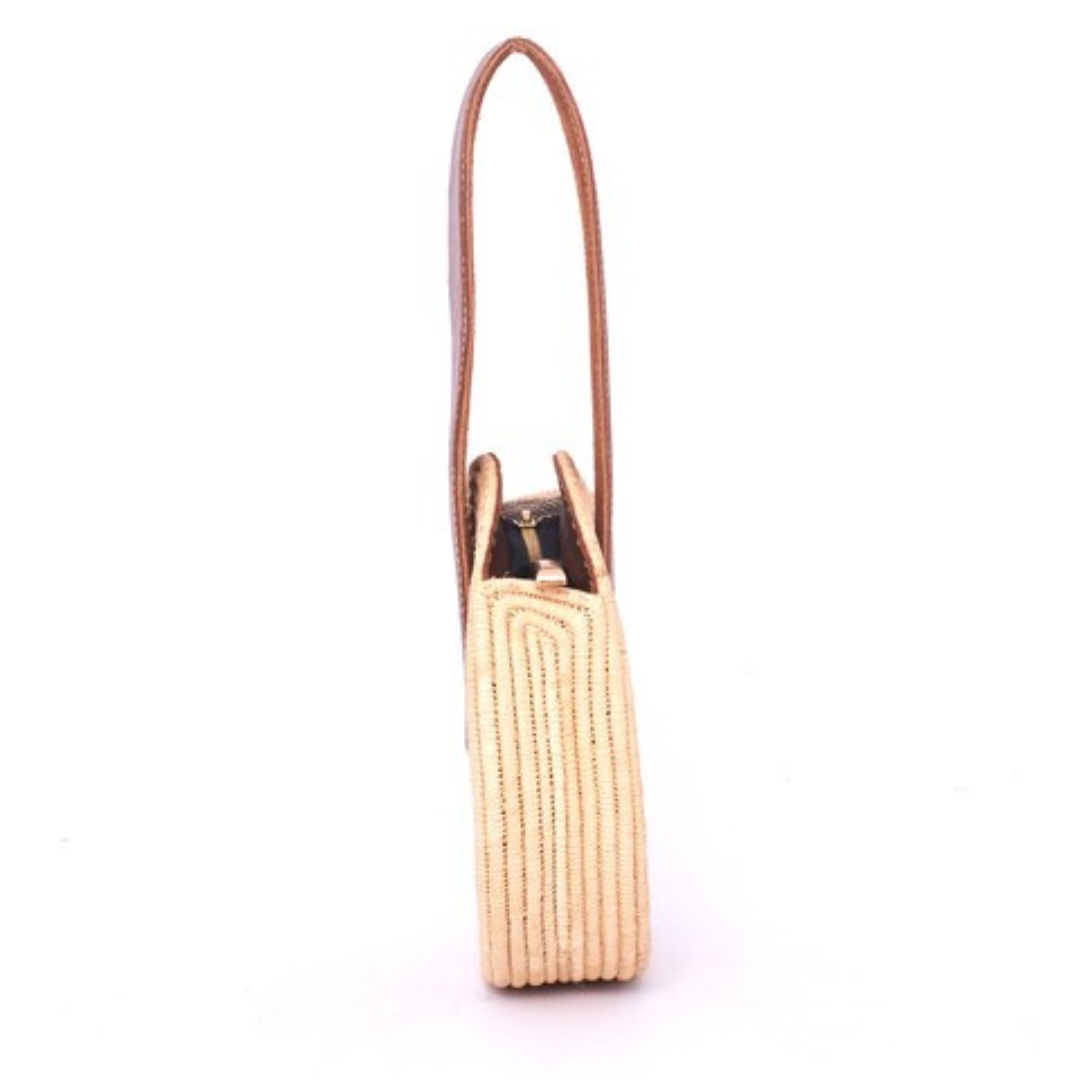 Runde, handgewebte Basttasche aus natürlichem Raffia mit breitem, braunem Ledergriff