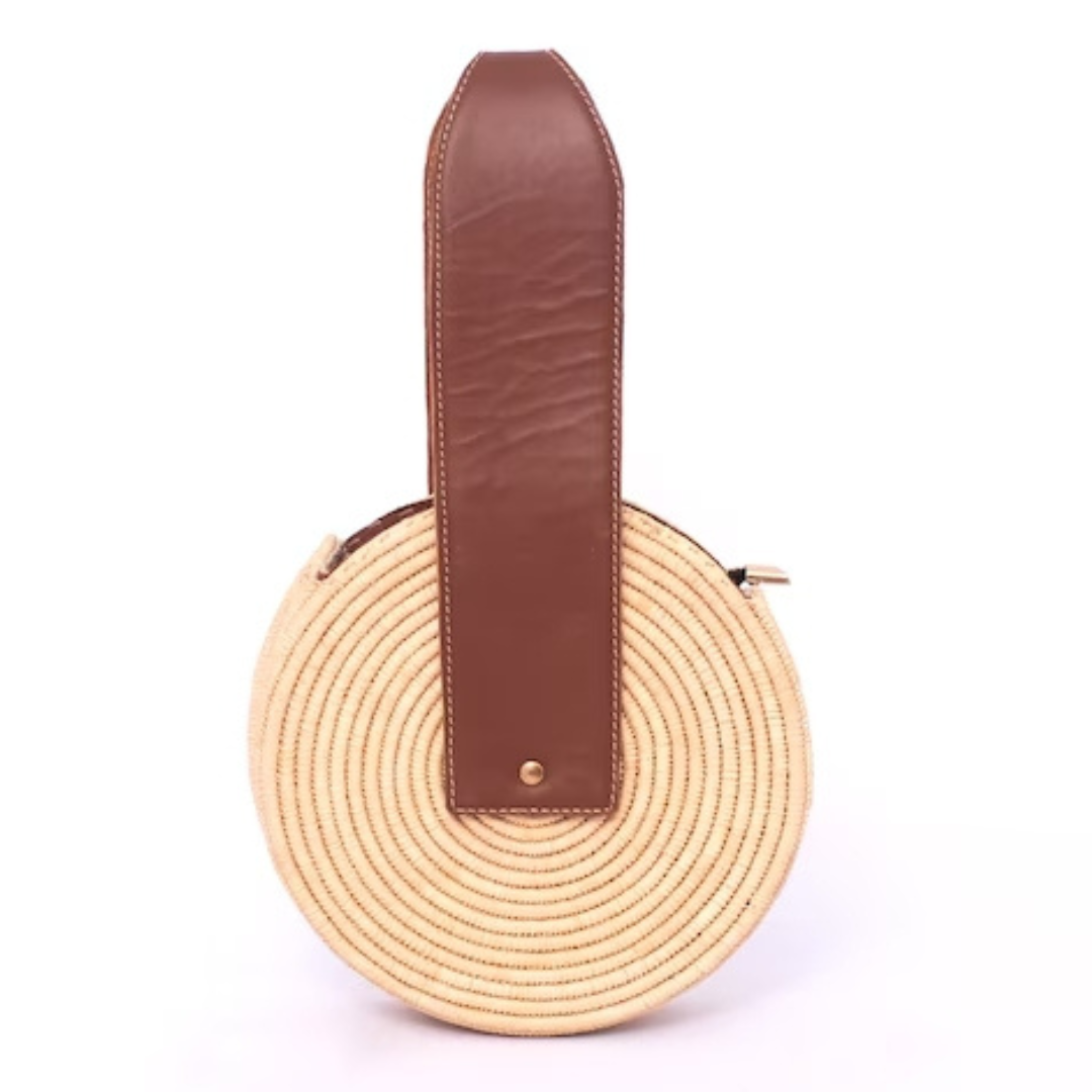 Runde, handgewebte Basttasche aus natürlichem Raffia mit breitem, braunem Ledergriff