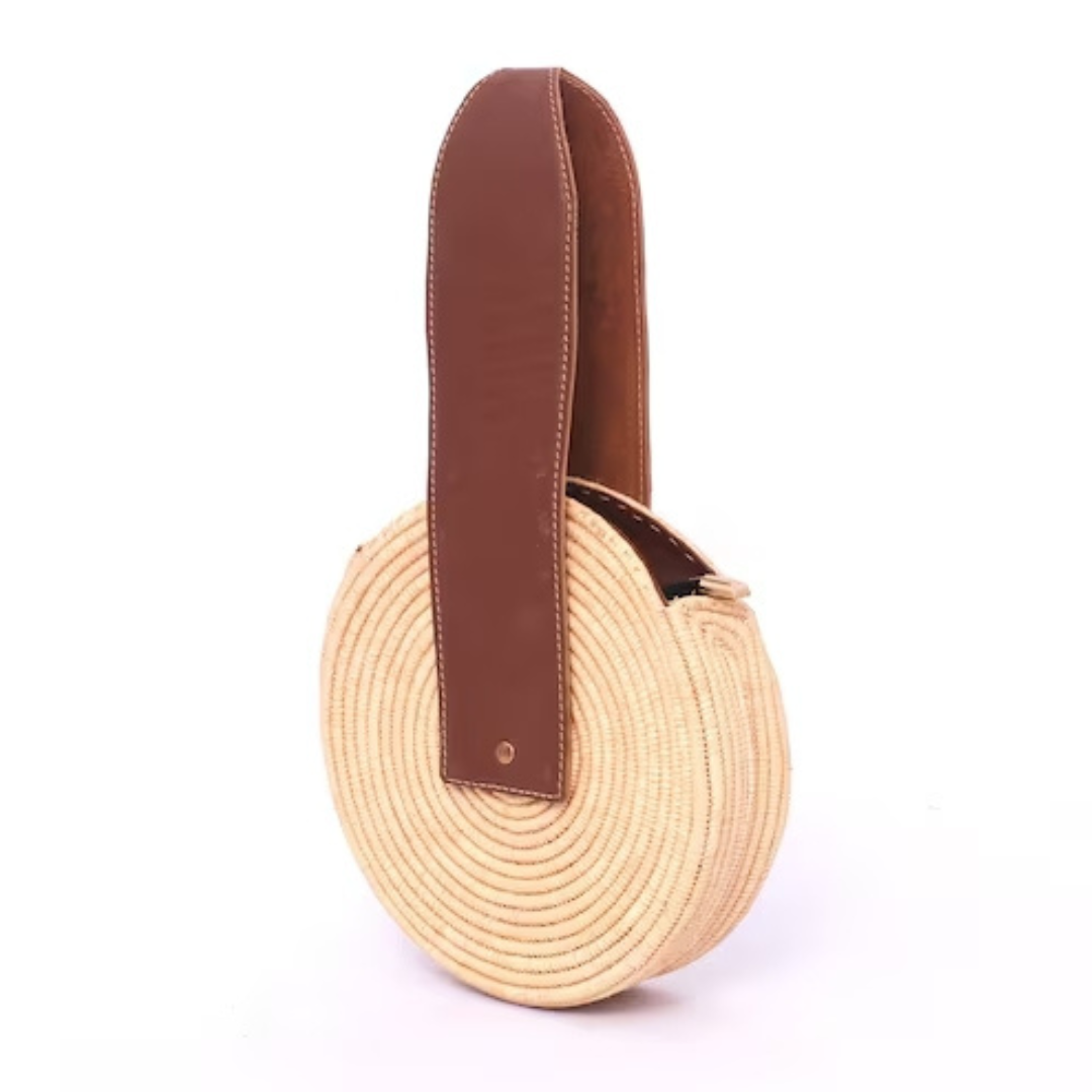 Runde, handgewebte Basttasche aus natürlichem Raffia mit breitem, braunem Ledergriff