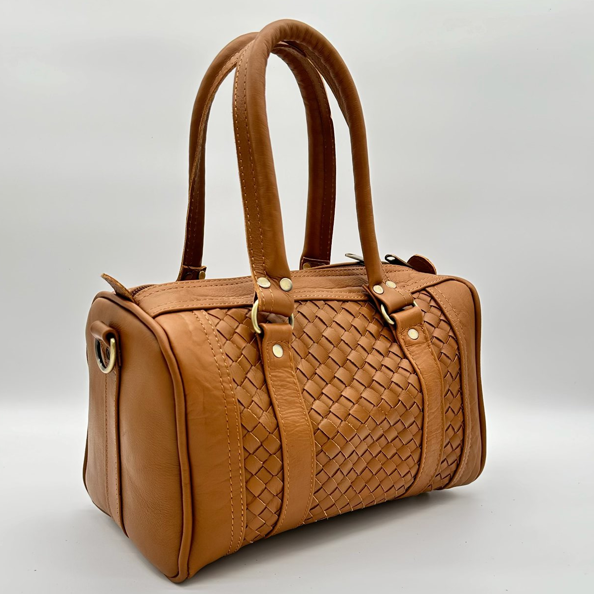 Handgewebte Handtasche aus Leder mit cognac farbenen Lederhenkeln und Lederüberschlag mit Quaste