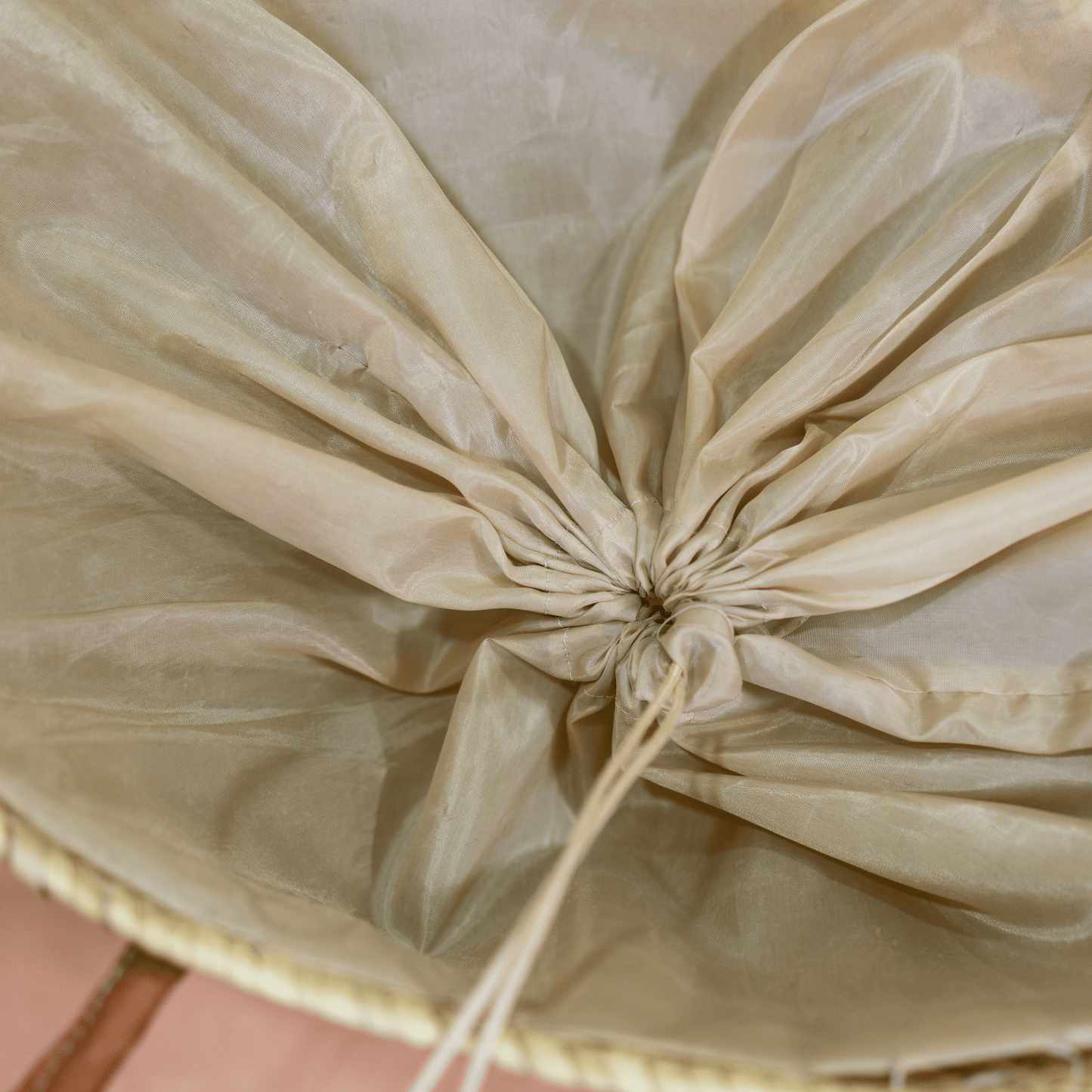 Handgewebte Basttasche aus Naturstroh mit grünen Garnstielen und roten Pompon-Kirschen sowie braunen Lederhenkeln