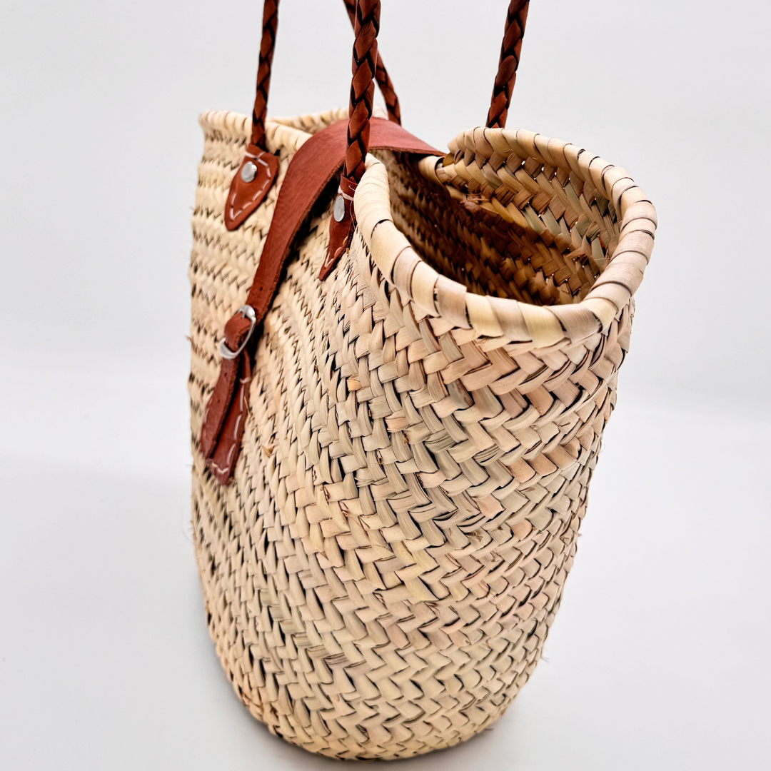 Handgewebte Strohtasche aus Palmstroh mit braunem Lederüberschlag und geflochtenem Lederhenkel