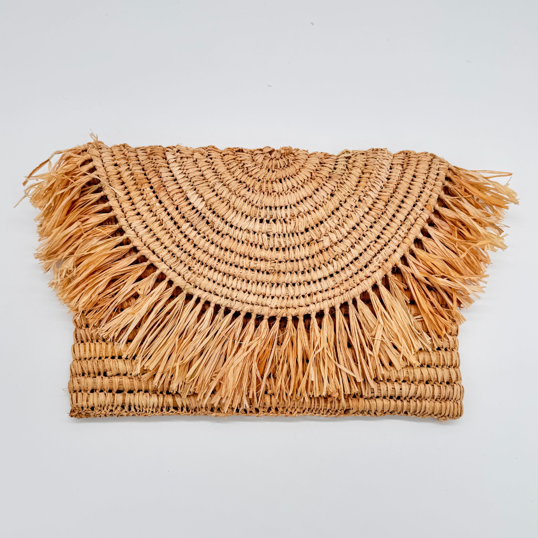 Halbmondförmige Bastclutch aus natürlichem Raffia mit langen, unregelmäßigen Fransen am oberen Rand