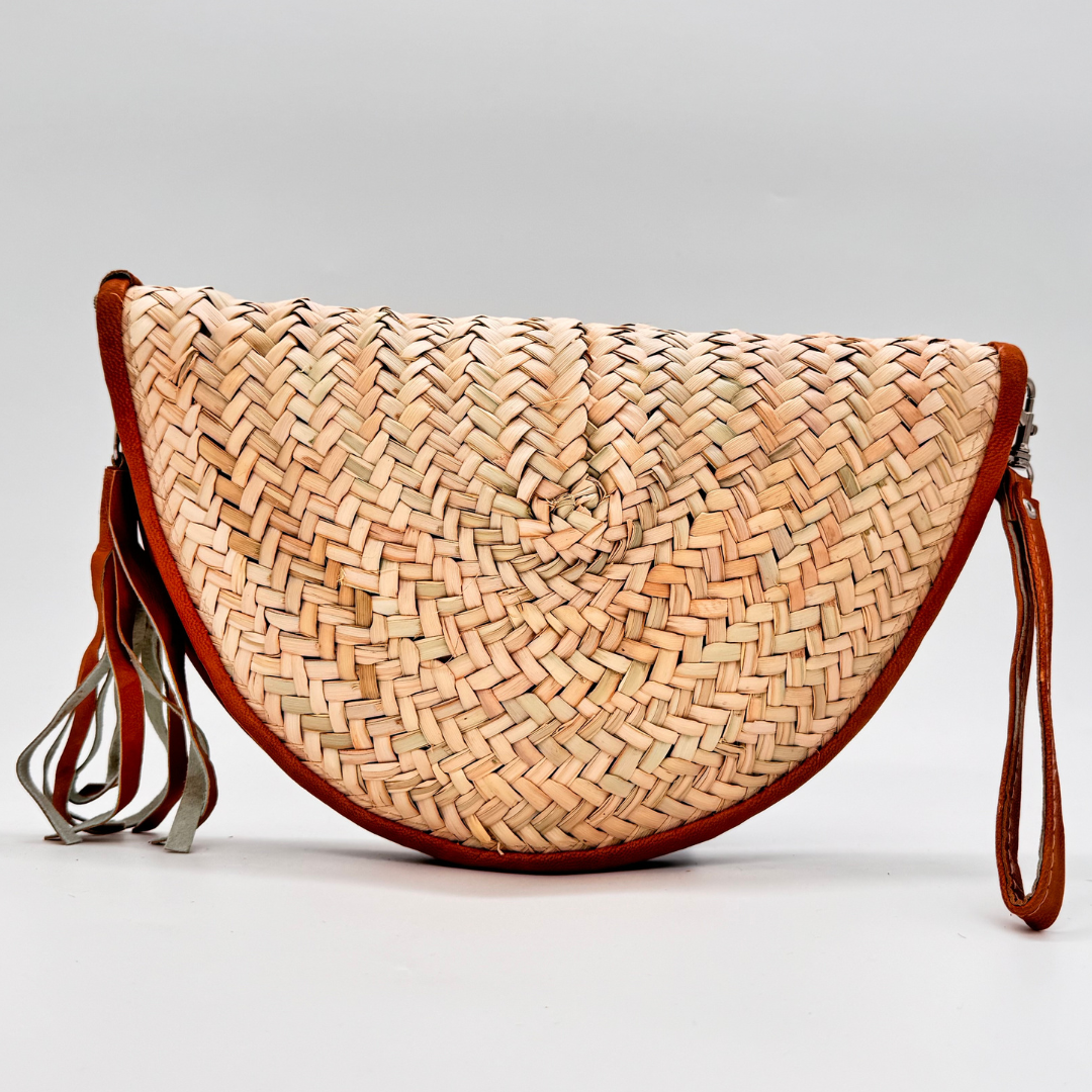 Halbmondförmige, handgewebte Strohclutch mit brauner Lederumfassung, Leder-Armbandriemen und dekorativer Quaste