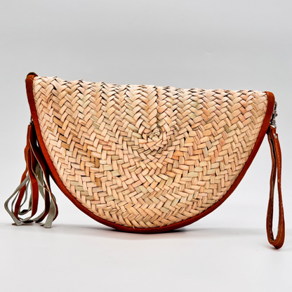 Halbmondförmige, handgewebte Strohclutch mit brauner Lederumfassung, Leder-Armbandriemen und dekorativer Quaste
