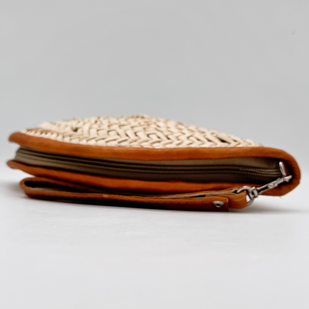 Halbmondförmige, handgewebte Strohclutch mit brauner Lederumfassung, Leder-Armbandriemen und dekorativer Quaste