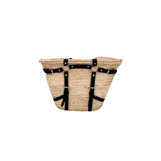 Handgewebte Strohtasche aus naturfarbenem Palmstroh mit schwarzen Lederriemen und silbernen Schnallen als dekorative Gürteldetails