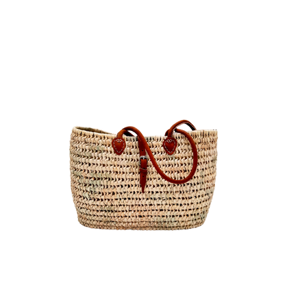 Handgewebte Strohtasche aus natürlichem Palmstroh mit braunem Lederhenkel und verstellbarem Lederriemen-Verschluss