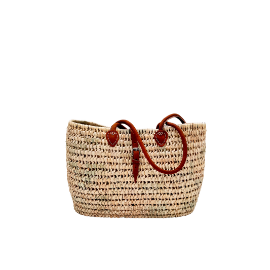 Handgewebte Strohtasche aus natürlichem Palmstroh mit braunem Lederhenkel und verstellbarem Lederriemen-Verschluss