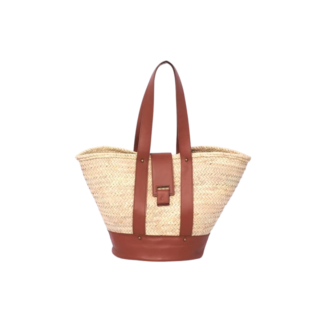 Handgewebte Strohtasche aus Palmstroh mit braunem Lederboden, zwei langen Lederhenkeln und zentralem Lederüberschlag mit Magnetverschluss