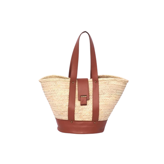 Handgewebte Strohtasche aus Palmstroh mit braunem Lederboden, zwei langen Lederhenkeln und zentralem Lederüberschlag mit Magnetverschluss