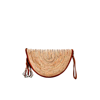 Halbmondförmige, handgewebte Strohclutch mit brauner Lederumfassung, Leder-Armbandriemen und dekorativer Quaste