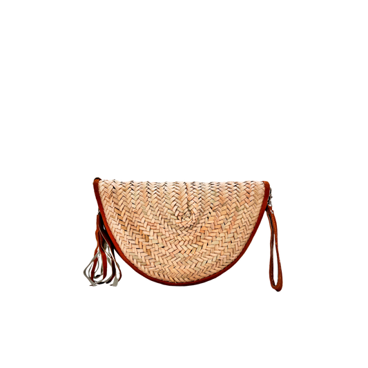 Halbmondförmige, handgewebte Strohclutch mit brauner Lederumfassung, Leder-Armbandriemen und dekorativer Quaste