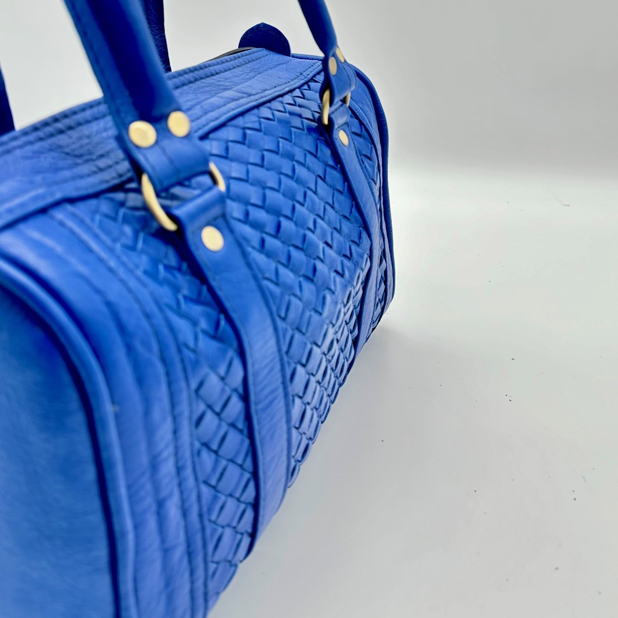 Kastenförmige Handtasche aus royalblauem, geflochtenem Rindsleder mit zwei Lederhenkeln und Reißverschluss
