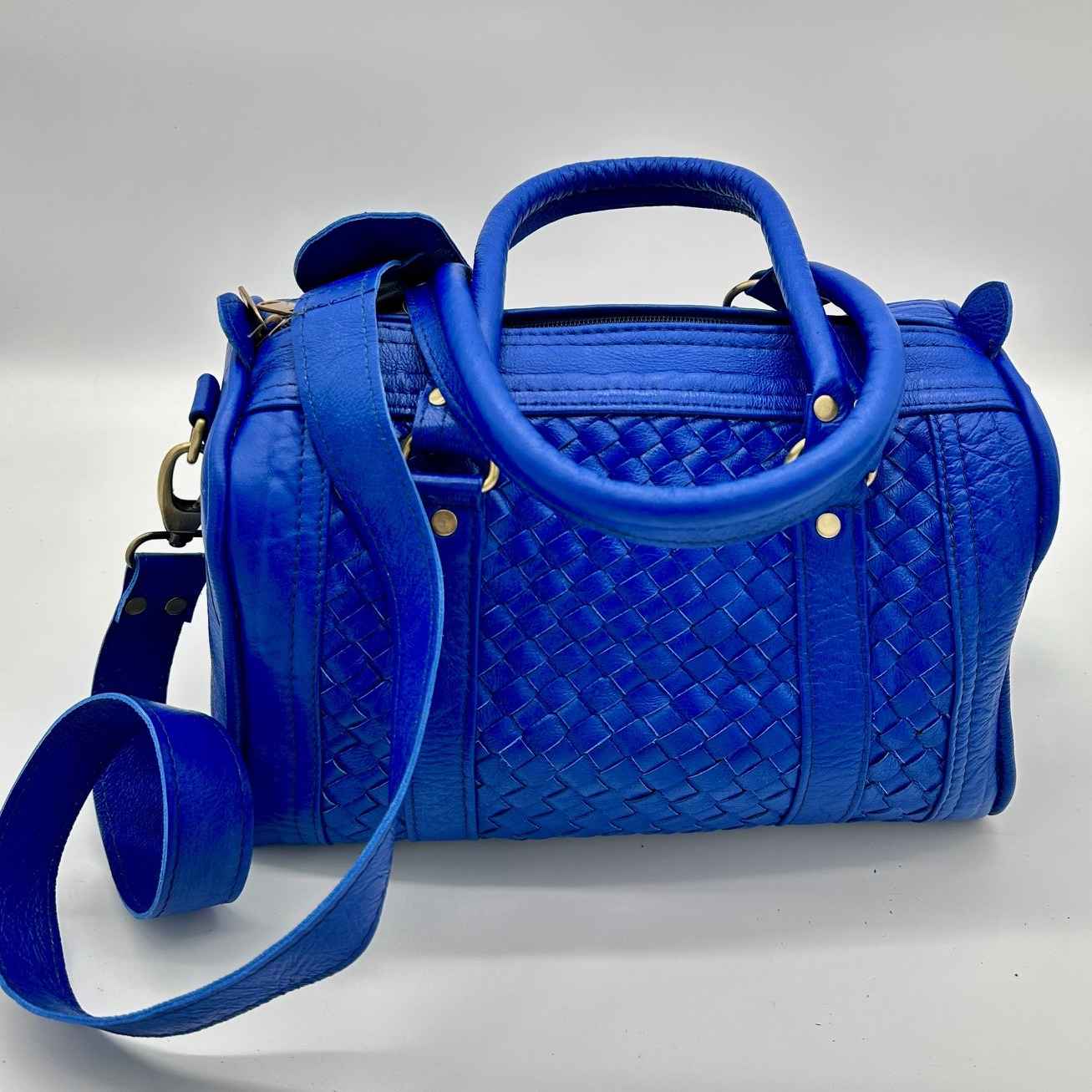 Kastenförmige Handtasche aus royalblauem, geflochtenem Rindsleder mit zwei Lederhenkeln und Reißverschluss