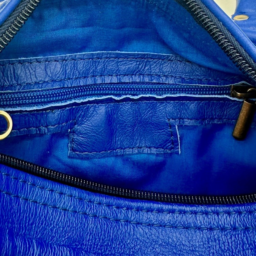 Kastenförmige Handtasche aus royalblauem, geflochtenem Rindsleder mit zwei Lederhenkeln und Reißverschluss