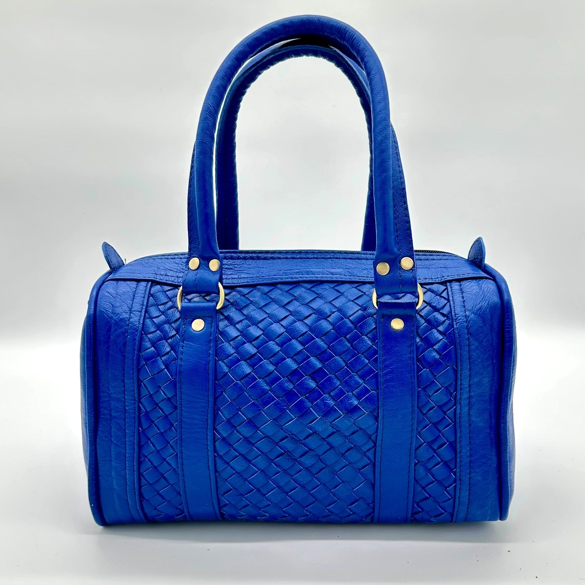 Kastenförmige Handtasche aus royalblauem, geflochtenem Rindsleder mit zwei Lederhenkeln und Reißverschluss