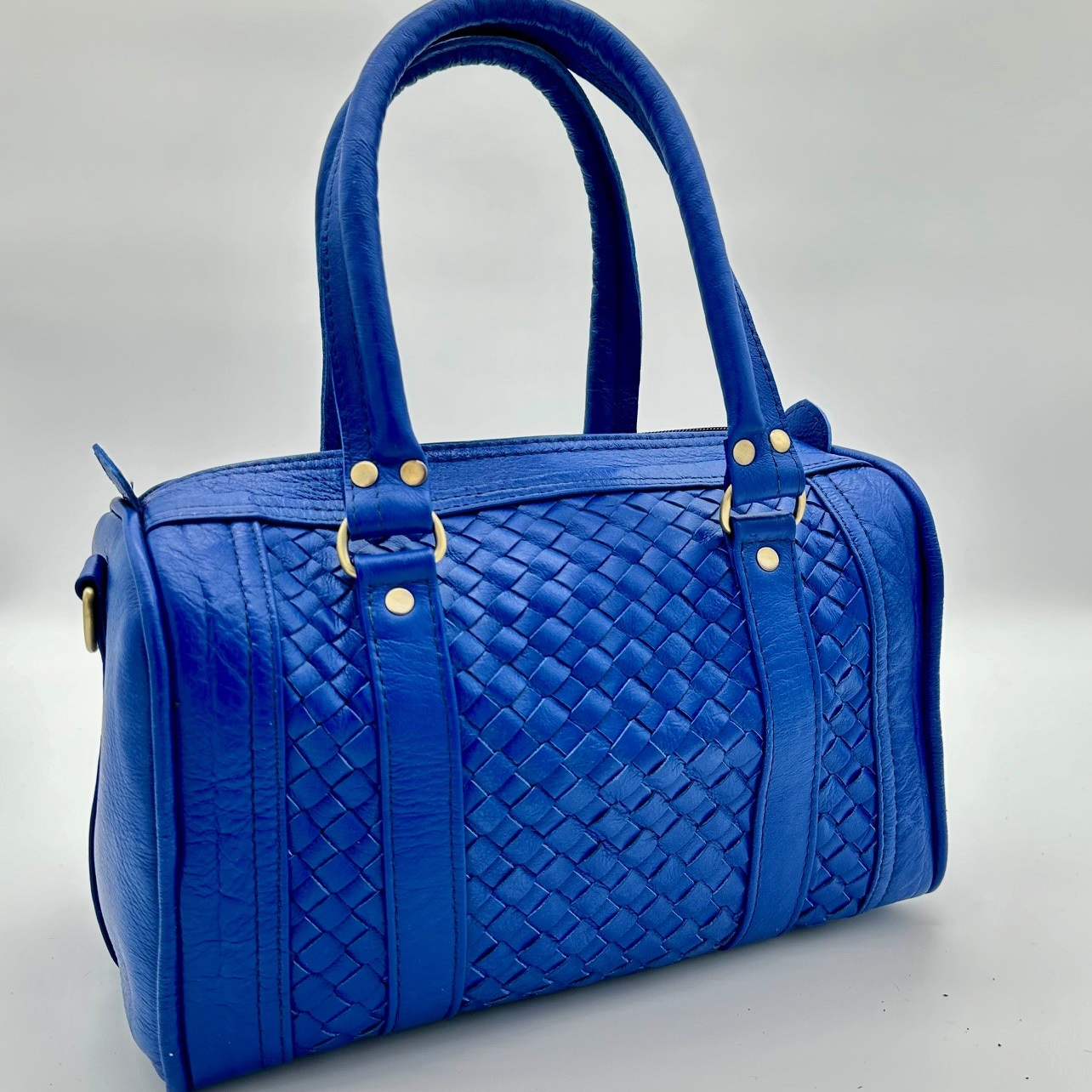 Kastenförmige Handtasche aus royalblauem, geflochtenem Rindsleder mit zwei Lederhenkeln und Reißverschluss