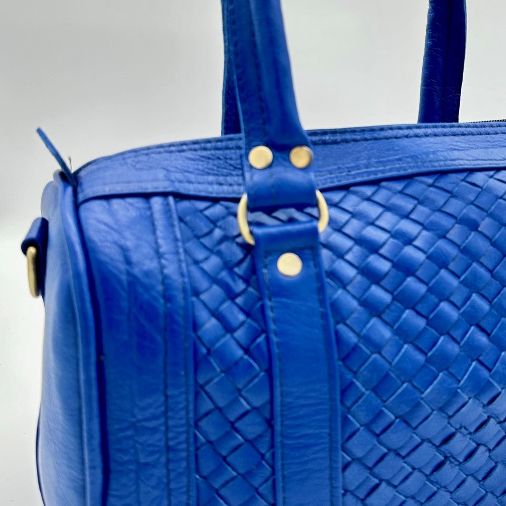 Kastenförmige Handtasche aus royalblauem, geflochtenem Rindsleder mit zwei Lederhenkeln und Reißverschluss