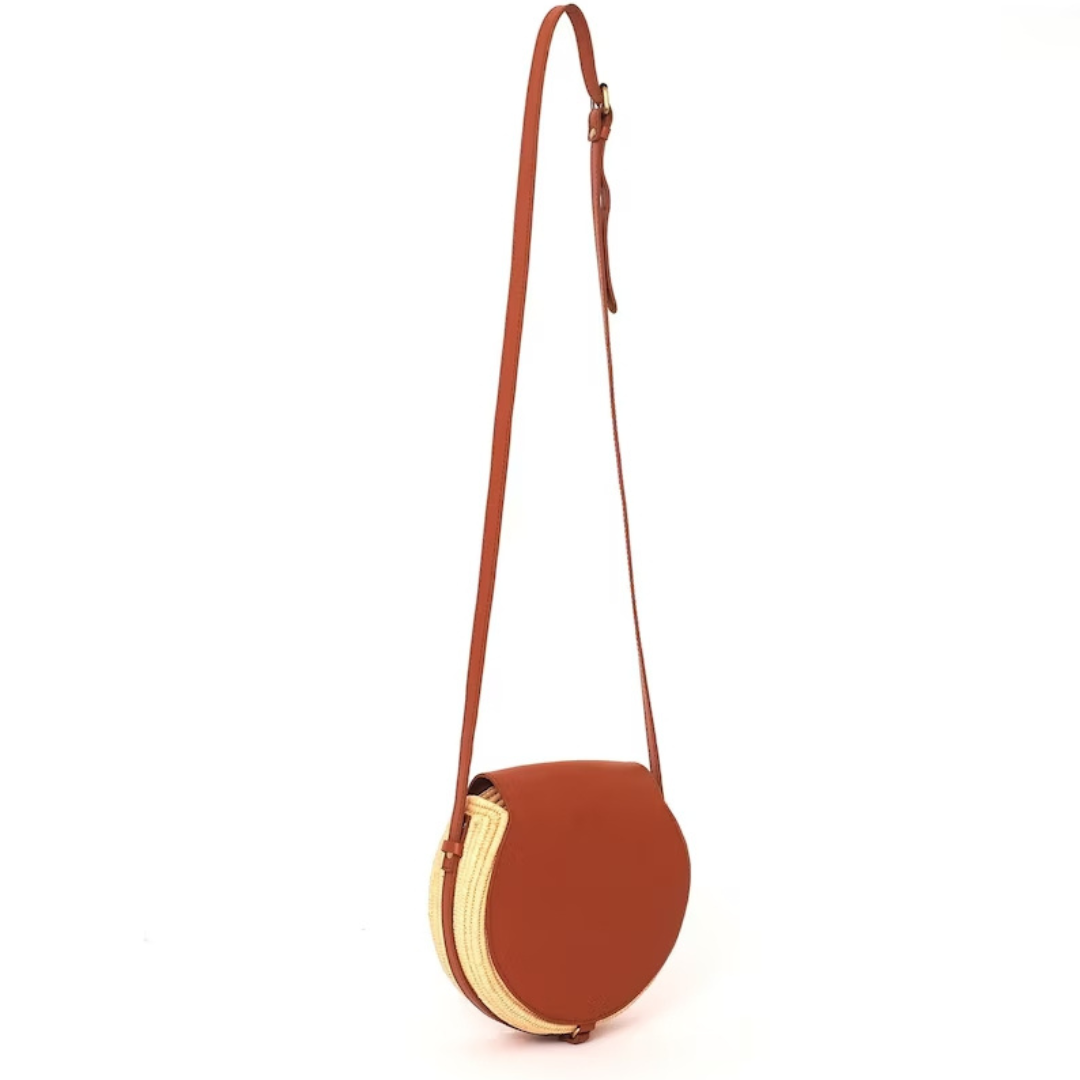 handgewebte Strohtasche aus Rafia mit braunem Lederüberschlag und schmalem Lederriemen als Schultergurt