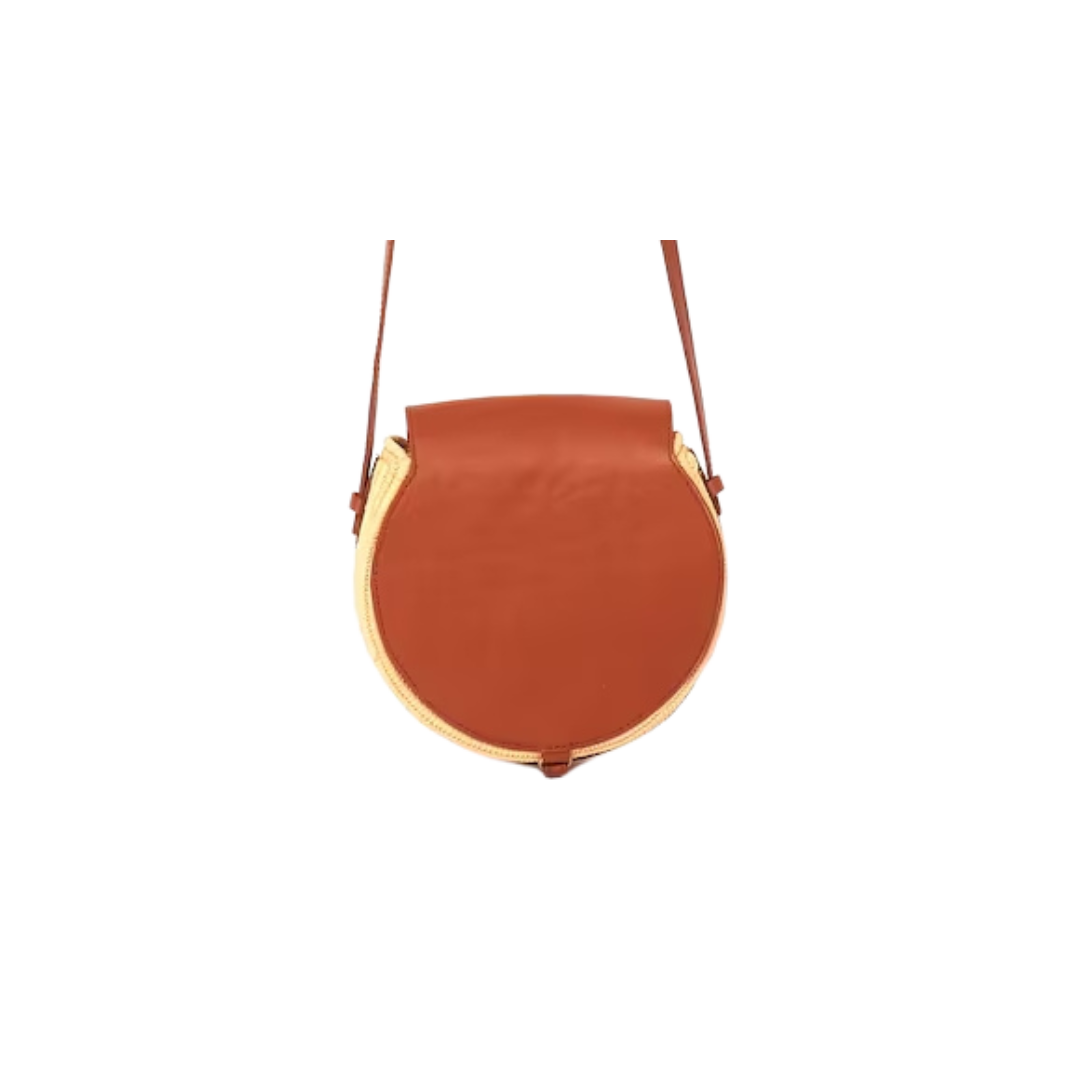 handgewebte Strohtasche aus Rafia mit braunem Lederüberschlag und schmalem Lederriemen als Schultergurt