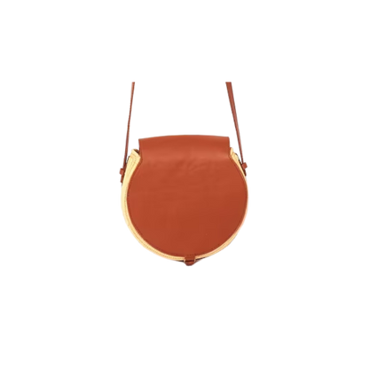 handgewebte Strohtasche aus Rafia mit braunem Lederüberschlag und schmalem Lederriemen als Schultergurt