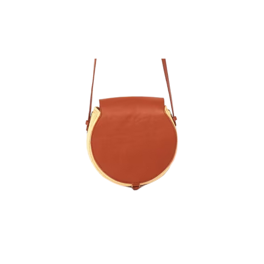 handgewebte Strohtasche aus Rafia mit braunem Lederüberschlag und schmalem Lederriemen als Schultergurt