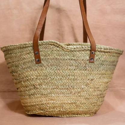 Handgewebte Strohtasche aus Naturstroh mit zwei schmalen, braunen Lederhenkeln