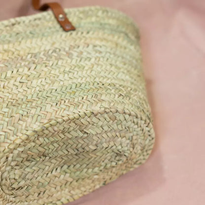 Handgewebte Strohtasche aus Naturstroh mit zwei schmalen, braunen Lederhenkeln