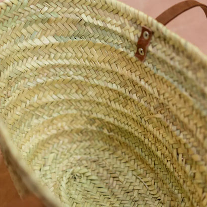 Handgewebte Strohtasche aus Naturstroh mit zwei schmalen, braunen Lederhenkeln