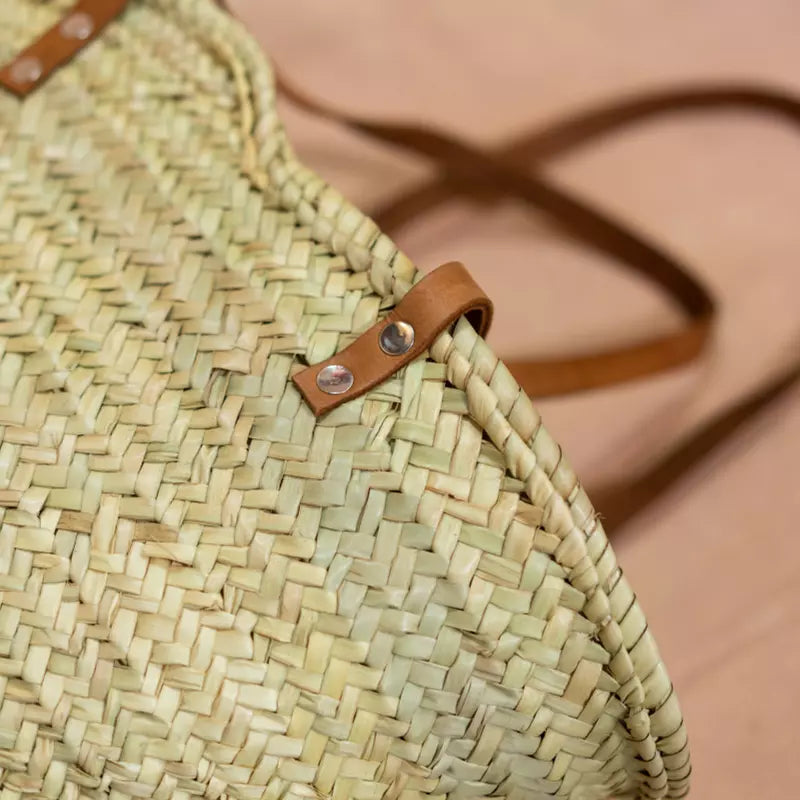 Handgewebte Strohtasche aus Naturstroh mit zwei schmalen, braunen Lederhenkeln