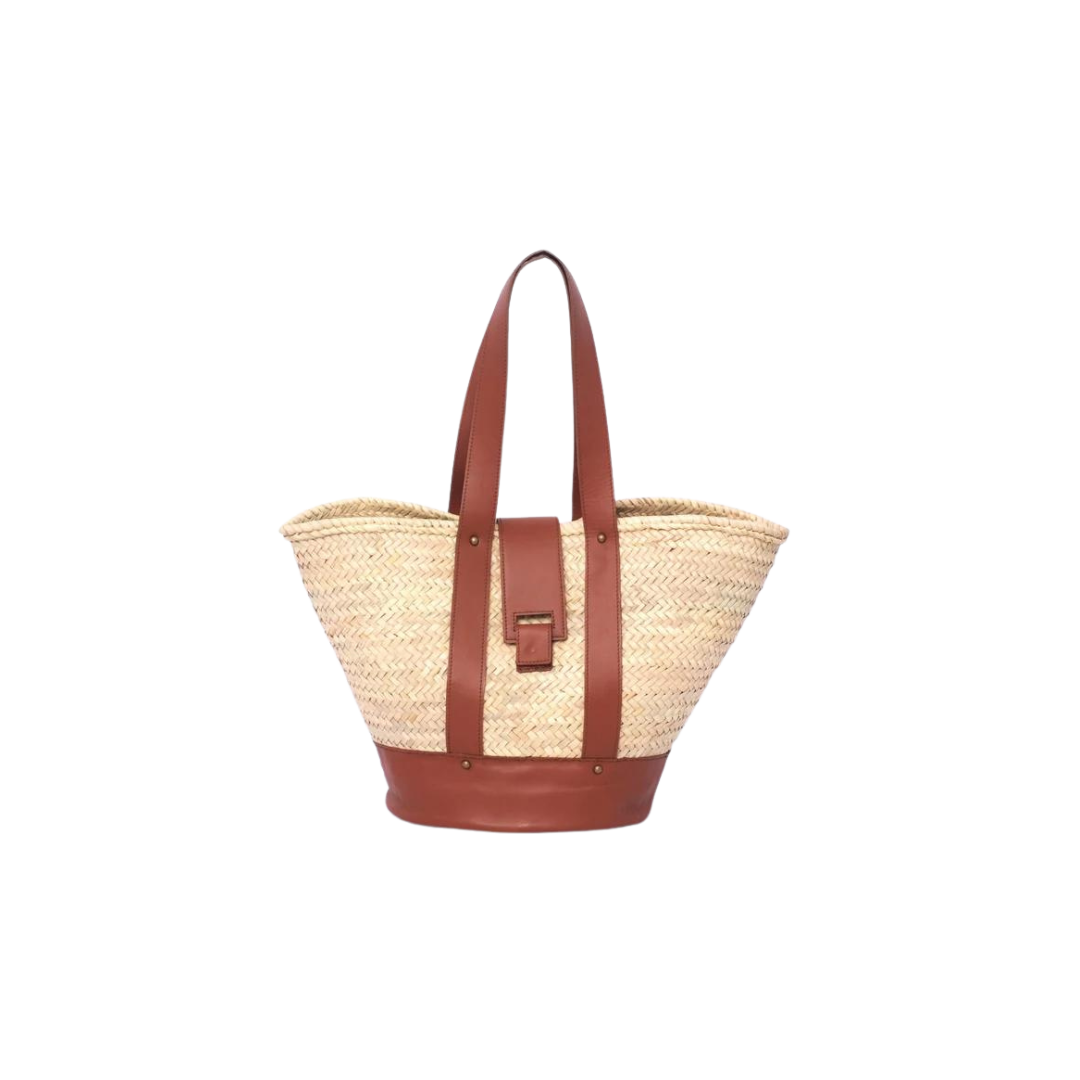 Handgewebte Strohtasche aus Palmstroh mit braunem Lederboden, zwei langen Lederhenkeln und zentralem Lederüberschlag mit Magnetverschluss