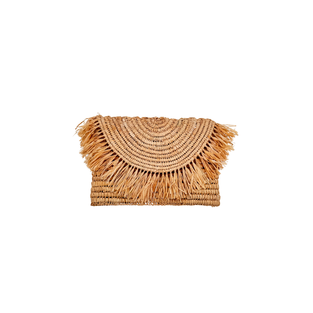 Halbmondförmige Bastclutch aus natürlichem Raffia mit langen, unregelmäßigen Fransen am oberen Rand