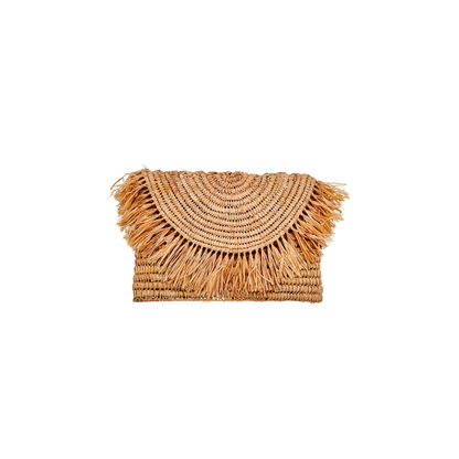 Halbmondförmige Bastclutch aus natürlichem Raffia mit langen, unregelmäßigen Fransen am oberen Rand