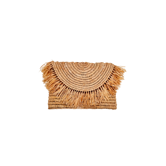 Halbmondförmige Bastclutch aus natürlichem Raffia mit langen, unregelmäßigen Fransen am oberen Rand