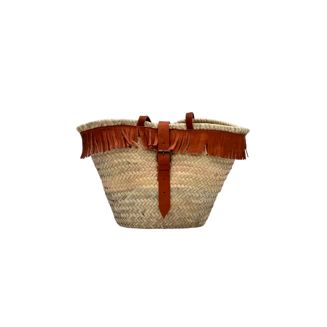 Handgewebte Basttasche aus Naturstroh mit braunen Lederfransen am oberen Rand und verstellbarem Lederriemen als Verschluss