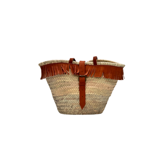 Handgewebte Basttasche aus Naturstroh mit braunen Lederfransen am oberen Rand und verstellbarem Lederriemen als Verschluss