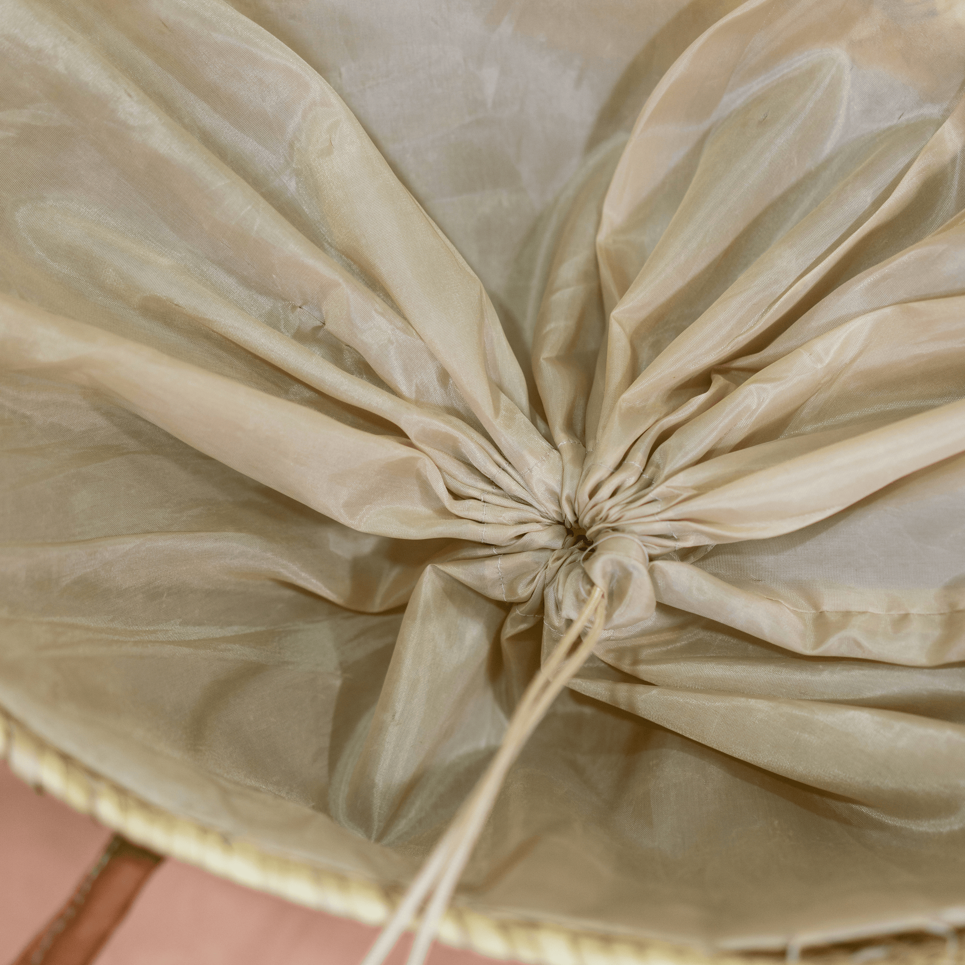 Handgewebte Basttasche aus Naturstroh mit grünen Garnstielen und roten Pompon-Kirschen sowie braunen Lederhenkeln
