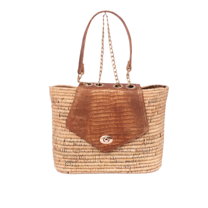 Handgewebte Basttasche aus Rafia-Korb mit brauner, strukturierter Lederklappe und goldener Kette als Tragegriff