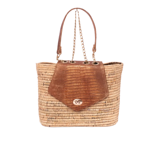 Handgewebte Basttasche aus Rafia-Korb mit brauner, strukturierter Lederklappe und goldener Kette als Tragegriff